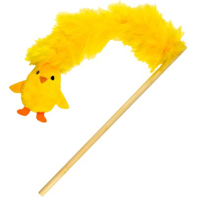 Eine Katzenangel mit hellem Holzstab, daran befestigt ein gelbes Plüschküken mit orangem Schnabel und Füßen sowie eine lange, flauschige gelbe Federboa.