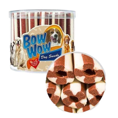 Transparente Dose mit „Bow Wow Dog Snacks“, rot-weiß gestreifte Leckerlis sichtbar, Etikett mit Hundebildern und Herzsymbol.