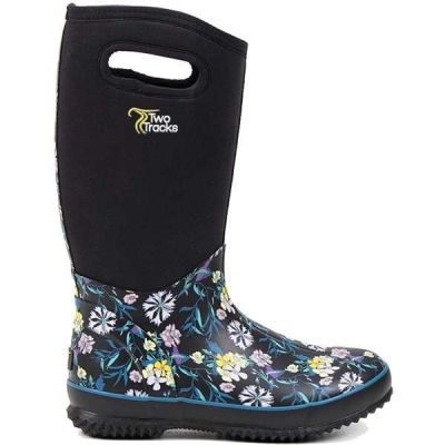 Schwarzer Gummistiefel mit robuster Sohle. Der Fußbereich ist mit einem farbigen Blumenmuster verziert. Der obere Teil besteht aus flexiblem Stoff mit Grifföffnung und „Two Tracks“-Logo
