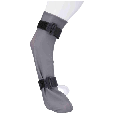 Graue Schutzsocke mit zwei schwarzen Klettverschlüssen, getragen über Fuß und Unterschenkel.