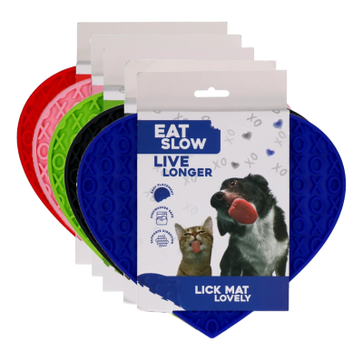 Mehrere herzförmige Schleckmatten in Blau, Schwarz, Grün, Rosa und Rot mit X- und O-Muster. Auf der blauen Matte ist eine Verpackung mit der Aufschrift „Eat Slow Live Longer – Lick Mat Lovely“ und Bildern von Hund und Katze zu sehen.