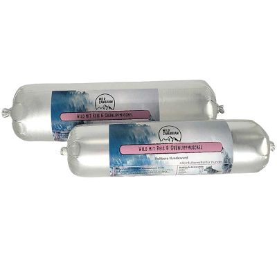 Zwei haltbare Hundewürste in silberner Kunststoffhülle. Das Etikett trägt die Aufschrift „Wild mit Reis & Grünlippmuschel“ auf rosafarbenem Hintergrund mit Bergmotiv.