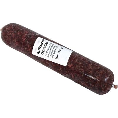 Aufzucht Spezial - Mix 1000 g Eine Frostfleischrolle mit weißem Etikett und der Aufschrift „Aufzucht Spezial“. Verpackt in einem nicht essbaren Kunstdarm. Die Füllung ist fein gewolft und dunkelrot mit sichtbaren Fettstücken.