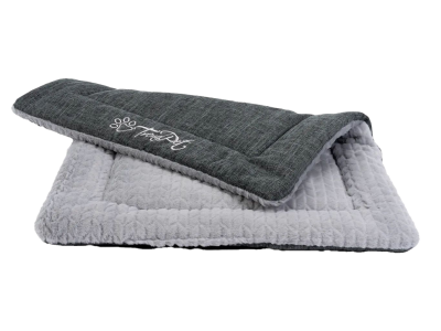 Eine Hundedecke mit flauschiger Oberseite in Hellgrau und glatter Unterseite in dunkler Leinenoptik. Auf der Rückseite ist das „TrendPet“-Logo aufgestickt