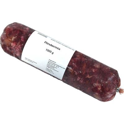 Rindermix 500 g Eine Frostfleischrolle mit weißem Etikett und der Aufschrift „Rindermix“. Verpackt in einem nicht essbaren Kunstdarm. Die Füllung ist grob gewolft und zeigt rote und helle Stückchen.