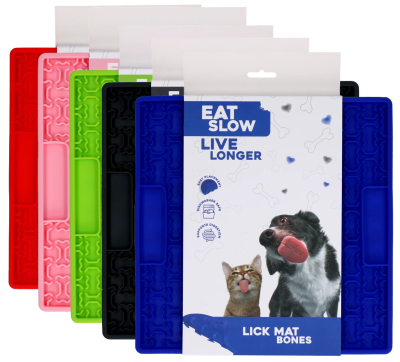 Mehrere rechteckige Schleckmatten in Rot, Rosa, Grün, Schwarz und Blau mit Knochenmuster. Auf der blauen Matte ist eine Verpackung mit der Aufschrift „Eat Slow Live Longer – Lick Mat Bones“ und Bildern von Hund und Katze zu sehen.