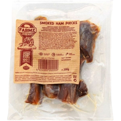 Geräucherte Schinkenstücke in transparenter Vakuumverpackung. Die Stücke sind unregelmäßig geformt, rötlich-braun gefärbt mit leicht glänzender Oberfläche