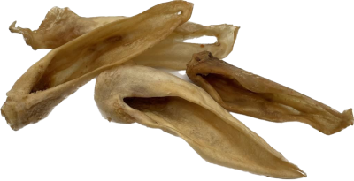 Vier beige bis hellbraune getrocknete Lammohren mit glatter Oberfläche, leicht gebogen und hohl geformt, naturbelassen und unregelmäßig strukturiert.