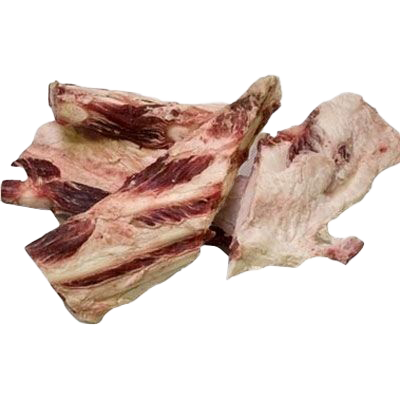 Zwei flache Kalbsbrustknochen mit Fleisch- und Knorpelanteilen. Sichtbar sind weißliche Knochenpartien und rot marmoriertes Fleisch in länglicher, unregelmäßiger Form.