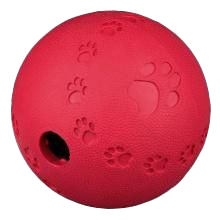 Roter, kugelförmiger Gegenstand mit geprägten Pfotenabdrücken und kleiner Öffnung auf einer Seite; matte Oberfläche mit gleichmäßiger Struktur.