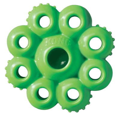 Grünes, rundes Hundespielzeug mit mehreren Öffnungen, kleinen Noppen am Rand und KONG-Prägung auf der Oberfläche.