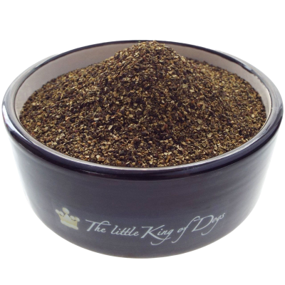 Ein dunkelbraun-grünes, grobkörniges Pulver in Kegelform, eingefüllt in einen dunkelblauen Keramiknapf mit heller Innenwand.