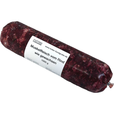 Eine Frostfleischrolle mit weißem Etikett und der Aufschrift „Muskelfleisch vom Rind“. Verpackt in einem nicht essbaren Kunstdarm. Die Füllung ist grob gewolft und rotbraun gemasert.