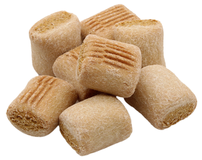 Mehrere beigefarbene Hundesnacks in zylindrischer Form mit sichtbarer Füllung und feiner Rillenprägung, gestapelt auf weißem Hintergrund.