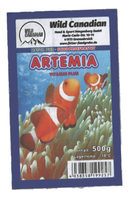 Verpackung Fischfutter ‚Artemia‘ der Marke Wild Canadian mit Angaben zu Inhalt, Lagerung, Hersteller und Aufschrift ‚Vitamin Plus‘.