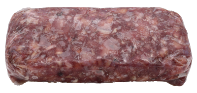 Eine Frostfleischrolle mit durchsichtigem Kunstdarm und der Aufschrift „Rindernase stückig“. Verpackt in einem nicht essbaren Kunstdarm. Die Füllung ist grob gewolft und zeigt eine dunkelrote, leicht marmorierte Struktur mit hellen Fettanteilen.