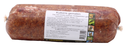 Eine Frostfleischrolle mit dunkelbraunem, fein gewolftem Inhalt und hellen Fett- oder Fleischstückchen. Auf dem weißen Etikett steht „Fischmix“. Verpackt in einem nicht essbaren Kunstdarm.