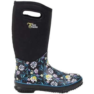 Schwarzer Gummistiefel mit robuster Sohle. Der Fußbereich ist mit einem farbigen Blumenmuster verziert. Der obere Teil besteht aus flexiblem Stoff mit Grifföffnung und „Two Tracks“-Logo