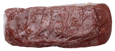 Ein gefrorener Fleischblock ohne Etikett in transparenter Kunststoffverpackung. Die Füllung ist fein gewolft, gleichmäßig verdichtet und zeigt eine dunkelrotbraune Farbe mit leicht gefrosteter Oberfläche.