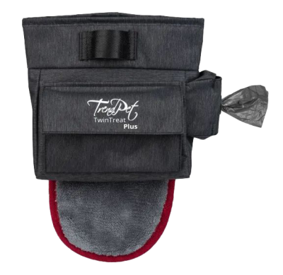 Eine dunkelgraue Gürteltasche mit weißem „TrendPet TwinTreat Plus“-Schriftzug, integriertem grauem Fingerhandtuch mit rotem Rand und Spender für schwarze Kotbeutel