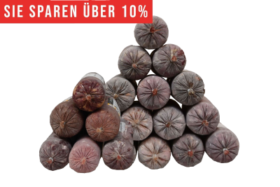 Eine Frostfleischpyramide aus runden Rollen in nicht essbarem Kunstdarm. Die Füllung ist gefroren und zeigt außen grau-braune bis rötliche Verfärbungen mit Frostschleier.