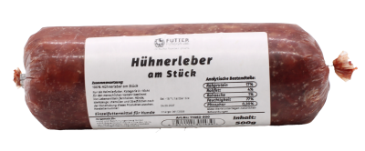 „Eine Frostfleischrolle mit weißem Etikett und der Aufschrift ‚Hühnerleber am Stück‘. Verpackt in einem nicht essbaren Kunstdarm. Die Füllung besteht aus ganzen Hühnerlebern und zeigt eine dunkelrote, glatte, leicht feuchte Oberfläche.