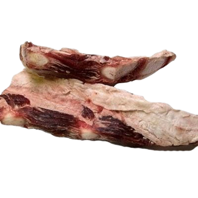 Zwei flache Kalbsbrustknochen mit Fleisch- und Knorpelanteilen. Sichtbar sind weißliche Knochenpartien und rot marmoriertes Fleisch in länglicher, unregelmäßiger Form.