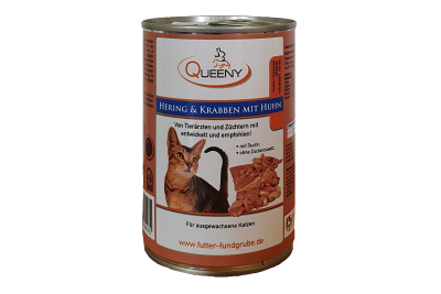 Dose Katzenfutter der Marke Queeny mit Etikett ‚Hering & Krabben mit Huhn‘, Bild einer Katze und Futterabbildung sowie weiteren Angaben zur Zusammensetzung.