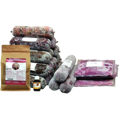 Ein Rundum-Sorglos-BARF-Paket mit mehreren Frostfleischrollen in durchsichtigem Kunstdarm, pyramidenförmig gestapelt. Davor stehen eine braune Papiertüte, zwei flache Kunststoffbeutel mit Fleisch, vier kleine Fläschchen mit Ölen, ein weißer Kunststoffbehä