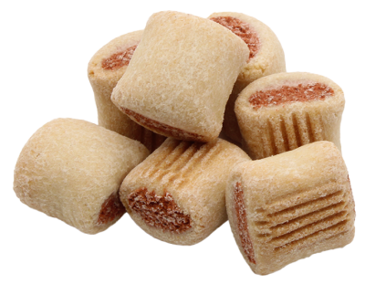 Mehrere beigefarbene Hundesnacks in zylindrischer Form mit sichtbarer Füllung und feiner Rillenprägung, gestapelt auf weißem Hintergrund.