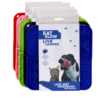 Mehrere rechteckige Schleckmatten mit abgerundeten Ecken in Blau, Schwarz, Grün, Rosa und Rot mit unterschiedlichen Oberflächenstrukturen. Auf der blauen Matte ist eine Verpackung mit der Aufschrift „Eat Slow Live Longer – Lick Mat Dimensions Rectangle“ u