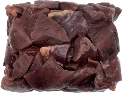 Ein Block aus gefrorenem Rinderherz-Gulasch. Sichtbar sind grob zugeschnittene, dunkelrote Fleischstücke mit leicht glänzender Oberfläche und vereinzelt helleren Gewebsanteilen.