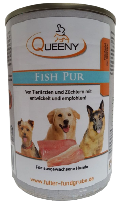 Eine silberne Hundefutterdose mit weißem Etikett und der Aufschrift „FISH PUR“. Darunter drei Hunde und zwei rohe Fischstücke auf weißem Hintergrund. Oben das Queeny-Logo mit orangenem Bogen.