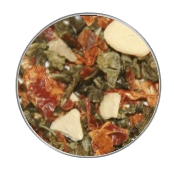 Eine grobe Futtermischung mit grünen Blattstücken, roten Gemüsestückchen und beigefarbenen Flocken in runder Draufsicht, Mischung mit sichtbar natürlicher Struktur.