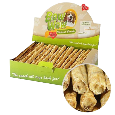 Eine grün-beige Displaybox mit „Bow Wow Natural Snacks“ enthält mehrere zylindrische Hundesnacks. Ein Hundebild und ein Slogan sind auf der Verpackung zu sehen.