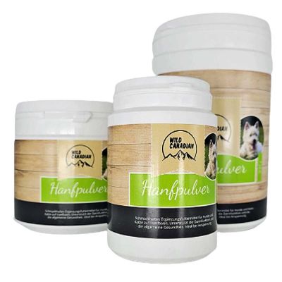 Drei weiße Kunststoffdosen mit beigem Etikett in Holzoptik und grünem Schriftfeld, beschriftet mit „Hanfpulver“, teils mit Hundebild, in gestaffelter Anordnung dargestellt.
