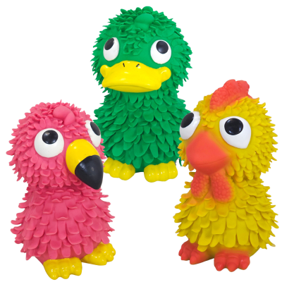Drei bunte Vogel-Figuren mit großen Augen und strukturierter Oberfläche, Farbe: pink, grün und gelb.
