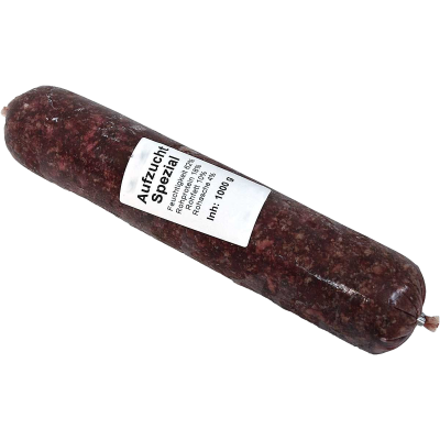 Eine Frostfleischrolle mit weißem Etikett und der Aufschrift „Aufzucht Spezial“. Verpackt in einem nicht essbaren Kunstdarm. Die Füllung ist fein gewolft und dunkelrot mit sichtbaren Fettstücken.