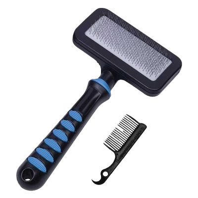 Zwei Hundepflegewerkzeuge: eine große Slicker-Bürste mit feinen Metallborsten und blauen Akzenten sowie ein schwarzer Kamm mit Hakenende auf hellem Hintergrund.
