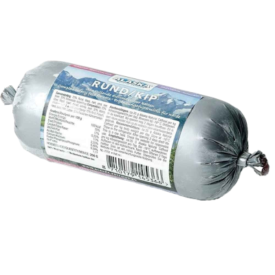 Eine kleine Frostfleischrolle mit blauem Etikett und der Aufschrift „Rund/Kip“. Verpackt in einem grauen Kunstdarm. Die Füllung ist fein gewolft und dunkel gefärbt.