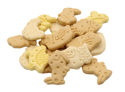 Ein bunter Mix aus flachen Hundekeksen in Tierform, in hellgelben und beigen Farbtönen, mit geprägten Mustern auf weißem Hintergrund.