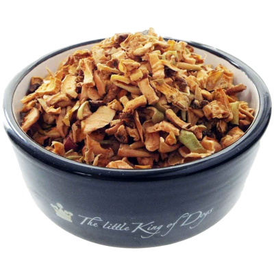 Eine schwarze Keramikschale mit gehackten, getrockneten Apfelstücken in Beige bis Hellbraun mit leicht grünlichen Schalenresten und unregelmäßiger, faseriger Struktur.