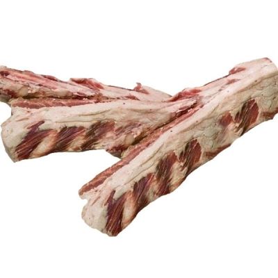 Rinderbrustknochen 1000g Ein Rinderbrustknochen mit quer verlaufenden Muskel- und Sehnenstrukturen. Sichtbar ist rotweißes Fleisch mit rötlich durchzogenem Knochen und teils fettigen Partien.