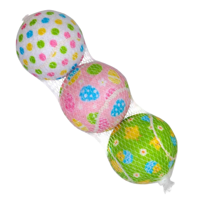 Drei ovale Stoff-Ostereier in Weiß, Rosa und Grün mit bunten Punkt- und Kükenmustern, zusammengefasst in einem weißen Netzbeutel.