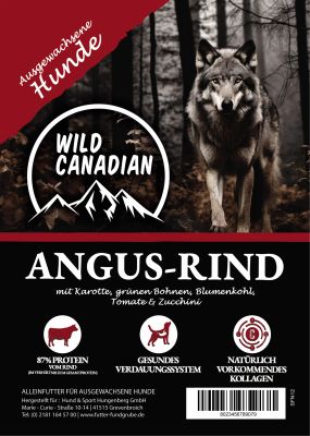 Ein Etikett mit schwarzem Hintergrund, naturgetreuem Wolf im herbstlichen Wald und dunkelrotem Farbelement oben links. Sorte Angus-Rind für ausgewachsene Hunde.