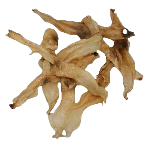 Mehrere getrocknete Kaninchenohren in beige-brauner Farbe mit leicht durchscheinender, gewellter Struktur, unregelmäßig geformt und übereinanderliegend auf hellem Hintergrund.