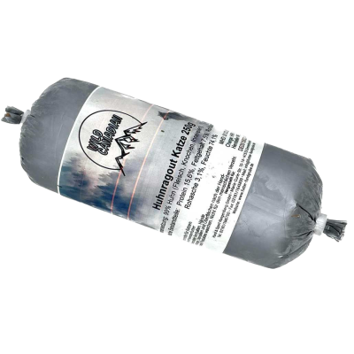 Eine Frostfleischrolle mit weißem Etikett und der Aufschrift „Huhnragout Katze“. Verpackt in einem nicht essbaren Kunstdarm. 