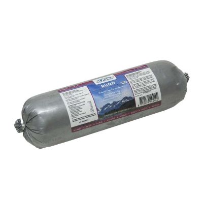Eine Frostfleischrolle mit silberner Hülle und dem Etikett „Rind“ in Blau und Rot. Verpackt in einem nicht essbaren Kunstdarm. Die Füllung ist nicht sichtbar.