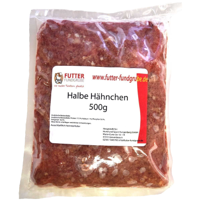 Eine Frostfleischrolle mit Etikett und der Aufschrift „Ganze Hähnchen“. Verpackt in einem nicht essbaren Kunstdarm. Die Füllung ist hellrosa, sehr fein gewolft und gleichmäßig strukturiert.