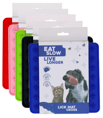 Mehrere quadratische Schleckmatten in Blau, Schwarz, Grün, Rosa und Rot mit Kreuzmuster. Auf der blauen Matte ist eine Verpackung mit der Aufschrift „Eat Slow Live Longer – Lick Mat Cross“ und Bildern von Hund und Katze zu sehen.